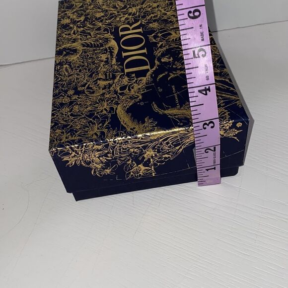 Dior Gift Box With Tissue Paper - Picture 6 of 9